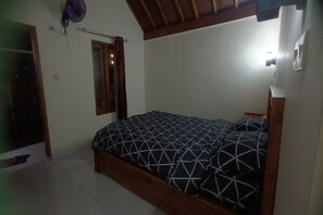 Desk, free WiFi, bed sheets - OYO 93766 Bunga Homestay Near Taman Lembah (Narmada)
