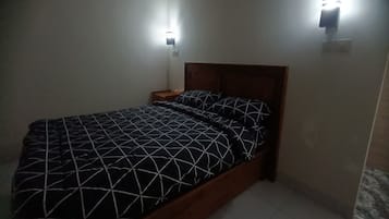 华丽双人房 | 办公桌、免费 WiFi、床单