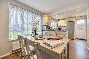 Dining - 2 Bed House - Sleeps 4 - Garden - Parking - Wifi (Kendal)