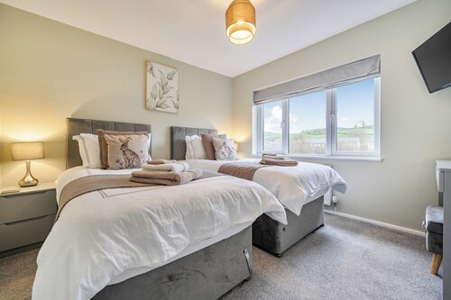 2 Bed House - Sleeps 4 - Garden - Parking - Wifi