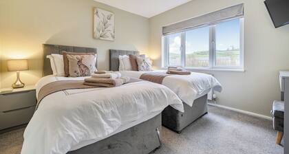 2 Bed House - Sleeps 4 - Garden - Parking - Wifi