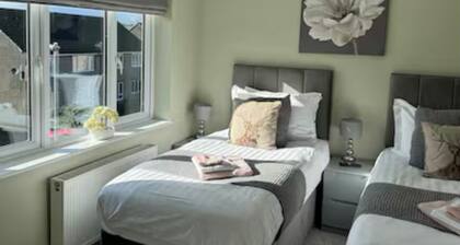 2 Bed House - Sleeps 4 - Garden - Parking - Wifi