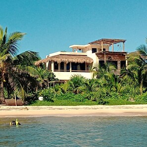 Chaises longues, serviettes de plage