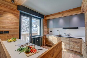 Fridge, microwave, oven, stovetop - Simona Luxury Apartment few steps from sk, Sestriere, Italy (Sestriere)