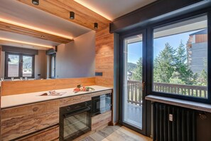 Fridge, microwave, oven, stovetop - Simona Luxury Apartment few steps from sk, Sestriere, Italy (Sestriere)