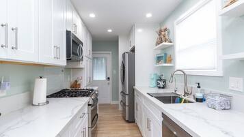 Jääkaappi, mikroaaltouuni, uuni, liesi