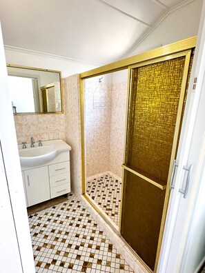 Towels, toilet paper - Cottage @ 33 (Cooee Bay)