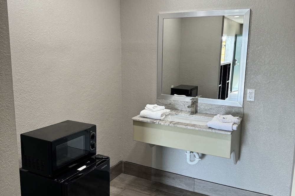 Nola Inn & Suites