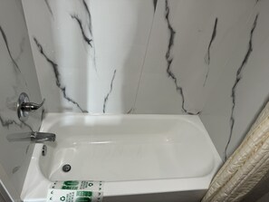 Bathroom - Nola Inn & Suites (New Orleans)