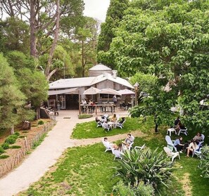 Outdoor dining - Bellarine Peninsula Retreat (Saint Leonards)