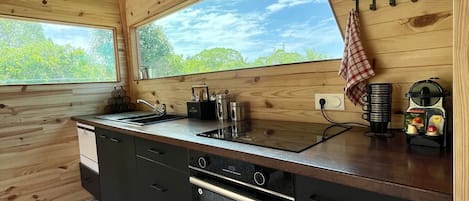 Frigorifero, microonde, forno, piano cottura