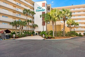 Exterior - Gulf-front condo with beach access, 2 pools, 2 hot tubs, gym, & balcony (Destin)