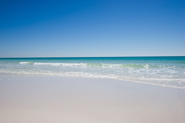 Beach nearby - Gulf-front condo with beach access, 2 pools, 2 hot tubs, gym, & balcony (Destin)