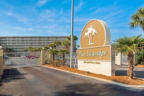 Property grounds - Gulf-front condo with beach access, 2 pools, 2 hot tubs, gym, & balcony (Destin)