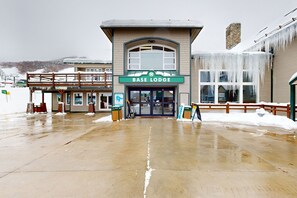 Exterior - Ground-floor condo with seasonal pool access, gym, tennis - walk to town square (Waterville Valley)