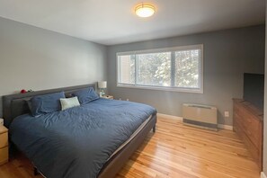 2 bedrooms, WiFi, bed sheets - Ground-floor condo with seasonal pool access, gym, tennis - walk to town square (Waterville Valley)