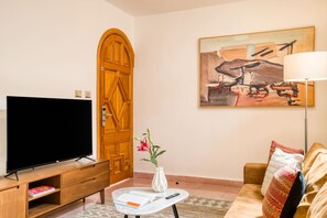 TV, offices - Santa Casa | Elegant Junior Suite in Roma Norte (Ciudad de México)