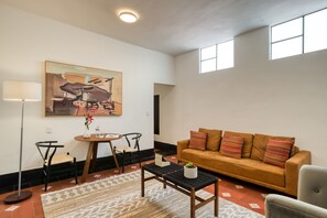 TV, offices - Santa Casa | Luxury King Room Suite in Roma Norte (Ciudad de México)