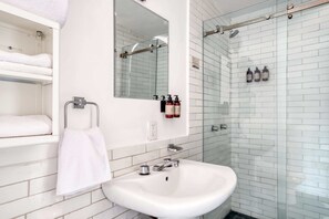 Dusche, Haartrockner, Handtücher, Shampoo
