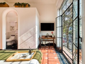 1 bedroom, desk, WiFi, bed sheets - Santa Casa | Iconic Queen Room w/ Street View (Ciudad de México)