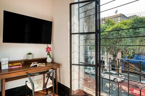 Interior - Santa Casa | Iconic Queen Room w/ Street View (Ciudad de México)