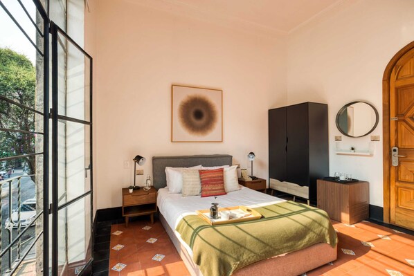 1 bedroom, desk, WiFi, bed sheets