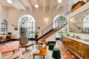 Interior - Santa Casa | Iconic Queen Room w/ Street View (Ciudad de México)