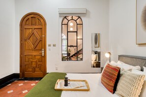 1 bedroom, desk, WiFi, bed sheets - Santa Casa | Cozy Queen Room in Central Roma Norte (Ciudad de México)