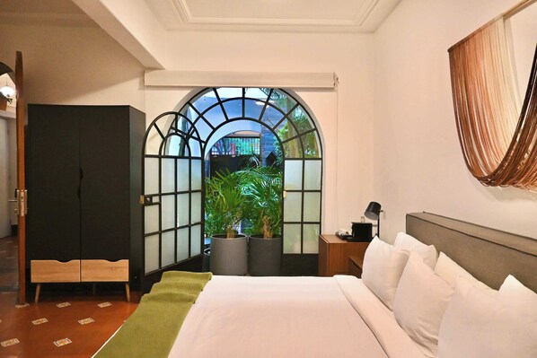 1 bedroom, desk, WiFi, bed sheets