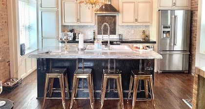 Fully Furnished Adorable Carriage House in Heart of downtown Kansas City