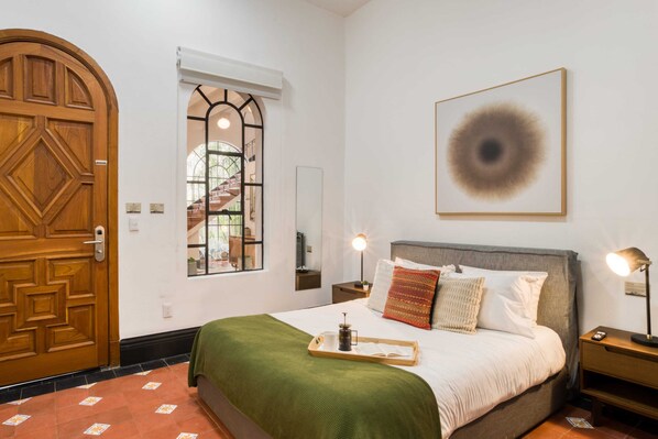 1 bedroom, desk, WiFi, bed sheets