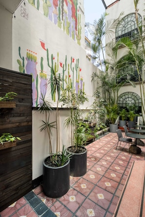 Outdoor dining - Santa Casa | Cozy Queen Room in Central Roma Norte (Ciudad de México)