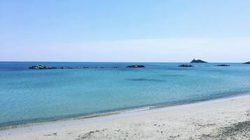 PĂ„ stranden, solstolar och strandhanddukar