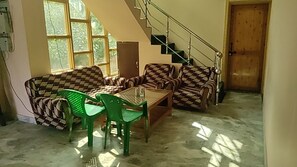 Área de estar no saguão