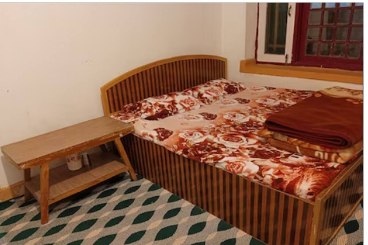 Iron/ironing board, WiFi (free), bed sheets