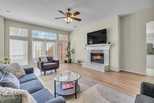 Smart TV, fireplace - North Plano - Remodeled 4BR, Chef's Dream Kitchen (Plano)