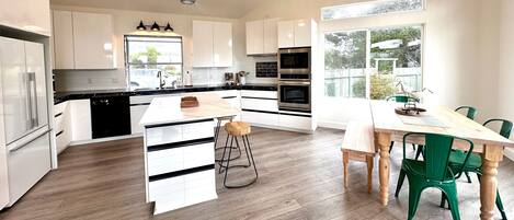 Jääkaappi, mikroaaltouuni, uuni, liesi