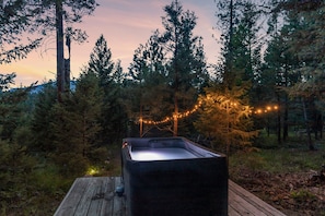 Outdoor spa tub - Transforming A-frame Cabin at The Hohnstead Glamping near Missoula, Montana (Potomac)