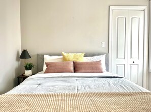 5 Schlafzimmer, Schreibtisch, Bügeleisen/Bügelbrett, WLAN