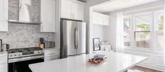 Family friendly 5b/ 4ba sun-drenched home in Jefferson Park, 2 car garage!