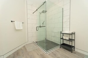 Secador de cabelo, toalhas de banho, sabonete, papel higiênico