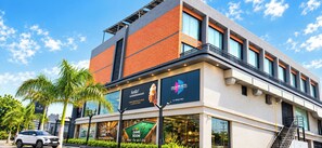 Un hotel moderno con un letrero llamativo que dice 'Cream Inn Hotel' y un anuncio de 'Game Room'.