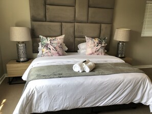 2 bedrooms, iron/ironing board, WiFi, bed sheets - A private, elegant and luxurious Victorian gem in Sandton - The South Way (Sandton)