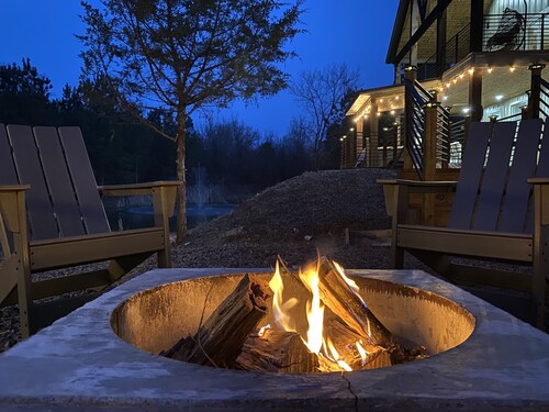 New Cabin/Private Fishing Pond/Hot Tub/Fire Pit/Axe Throwing/Foosball/Lake View