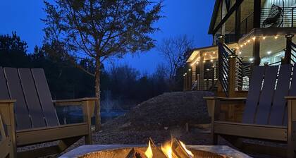 New Cabin/Private Fishing Pond/Hot Tub/Fire Pit/Axe Throwing/Foosball/Lake View