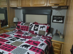 2 bedrooms, bed sheets - Private camper minutes away from I40 and close to the national forest. (Clarksville)