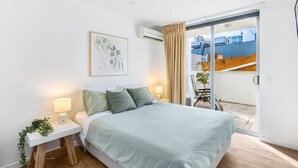 A bedroom with a bed, bedside tables, a window, and a view of the outside. - Central 2BR APT for 6PPL, w/ free parking@SouthBNE (South Brisbane)