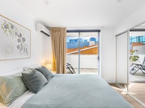 1 bedroom, desk, iron/ironing board, free WiFi - Central 2BR APT for 6PPL, w/ free parking@SouthBNE (South Brisbane)