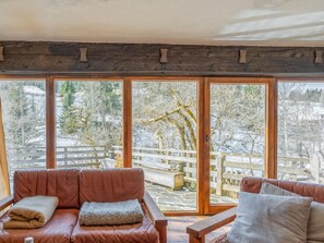 Fernseher, Kamin, DVD-Player, Stereoanlage