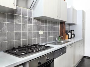 Micro-ondes, four, plaque de cuisson, lave-vaisselle